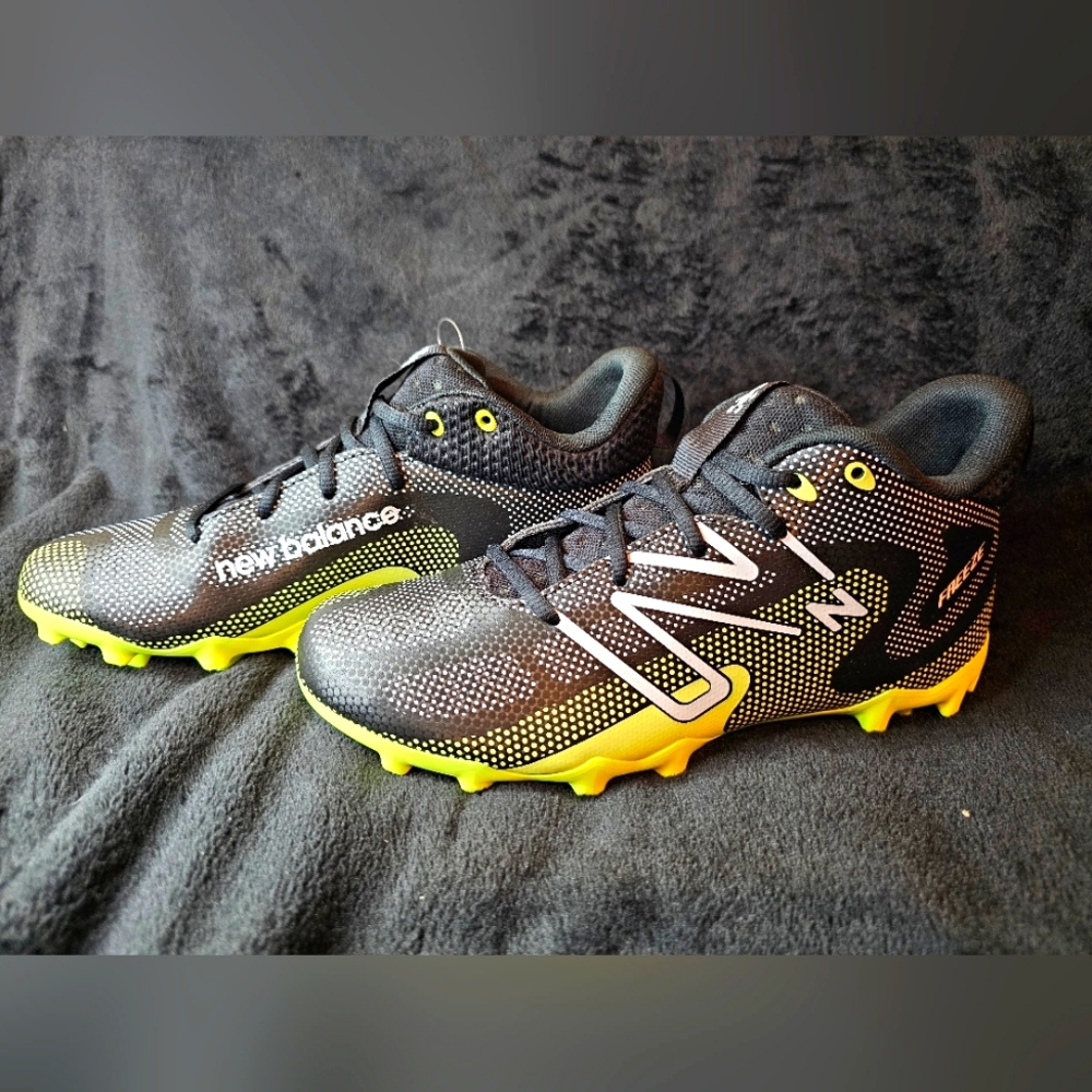 New Balance FreezeLX v4 Jr Sz 6W Lacrosse Cleats NWT Black w Hi-lite and White.